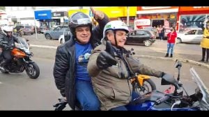 Sem máscara, Bolsonaro participa de 'motociata' em Chapecó