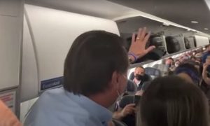 Senador da CPI da Covid cobra explicações da Azul sobre entrada de Bolsonaro em avião