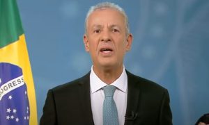 Bento Albuquerque pede que a sociedade 'evite o desperdício no consumo de energia'
