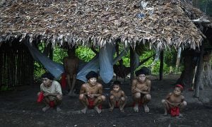 Garimpeiros afundam canoa com crianças na Terra Yanomami