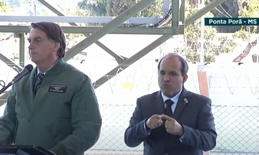 Em mais uma viagem, Bolsonaro ofende senadores e diz que ‘a liberdade vale mais que a vida’