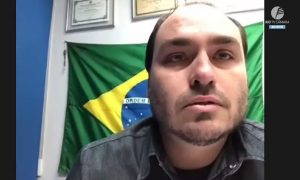 Carlos chora ao comparar a morte de Henry Borel à facada em Bolsonaro