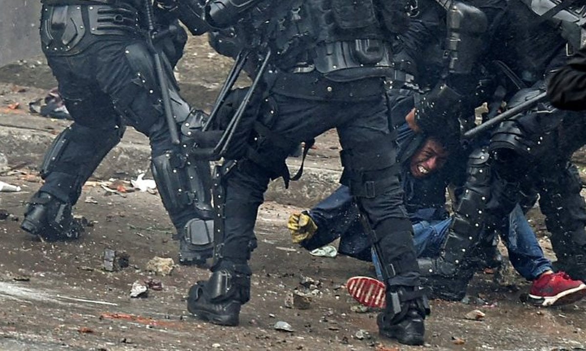 Polícia colombiana detém manifestante em Cali, em 10 de maio de 2021. Foto: AFP 