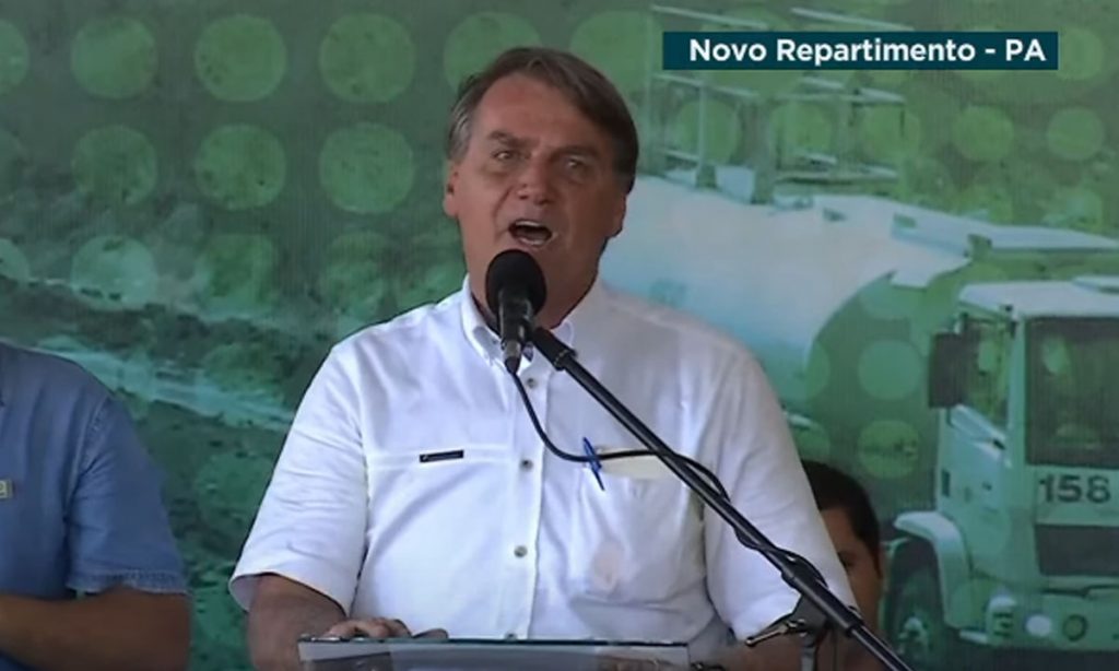 Em tom eleitoral, Bolsonaro ataca a CPI, exalta os militares e volta a mentir sobre remédios