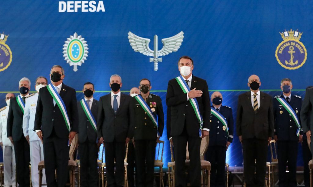 Uma semana depois de livrar Pazuello, comandante do Exército é condecorado por Bolsonaro