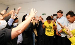 'Tenho as Forças Armadas ao meu lado e elas poderão ir às ruas', diz Bolsonaro no ES