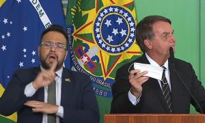 Bolsonaro diz que derrubará a obrigatoriedade do uso de máscara por vacinados ou recuperados da Covid