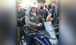 Em dia sem compromissos, Bolsonaro passeia de moto e aglomera em Goiás