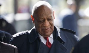 Bill Cosby deixa a prisão após tribunal anular condenação por agressão sexual