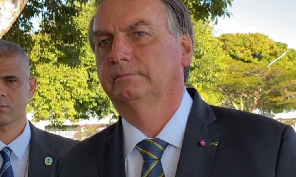 Bolsonaro: Querem investigar quem mandou dinheiro e não quem desviou