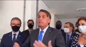 Questionado por não usar máscara, Bolsonaro manda repórter calar a boca