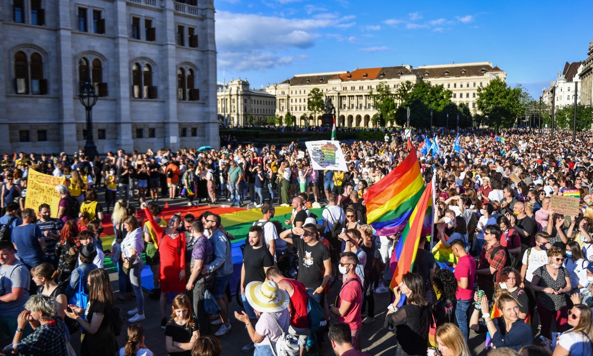 Hungria aprova lei que proíbe “promoção” da homossexualidade para menores de 18 anos