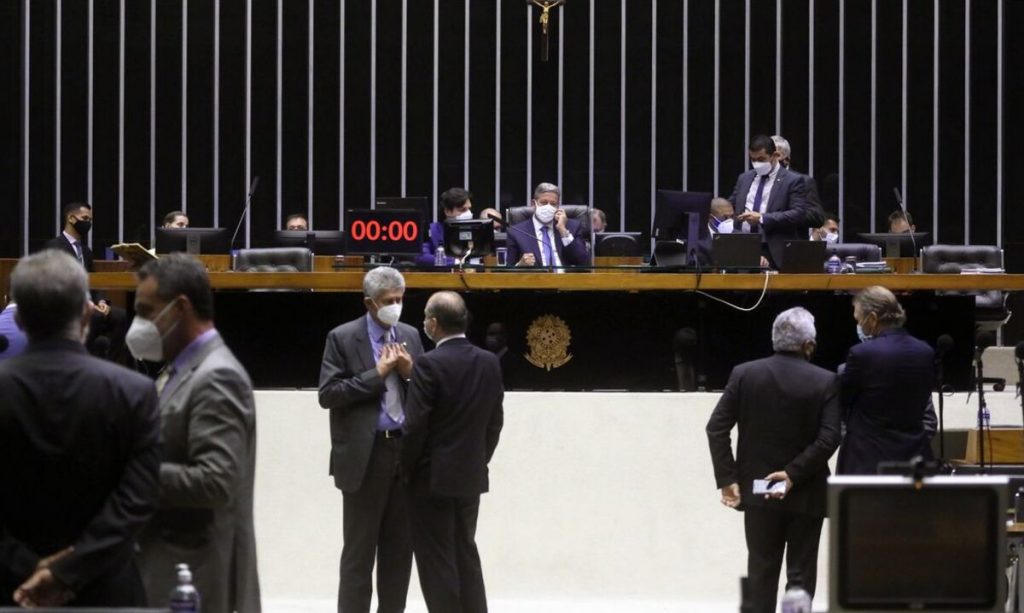 Câmara barra voto preferencial e fim do segundo turno na reforma eleitoral