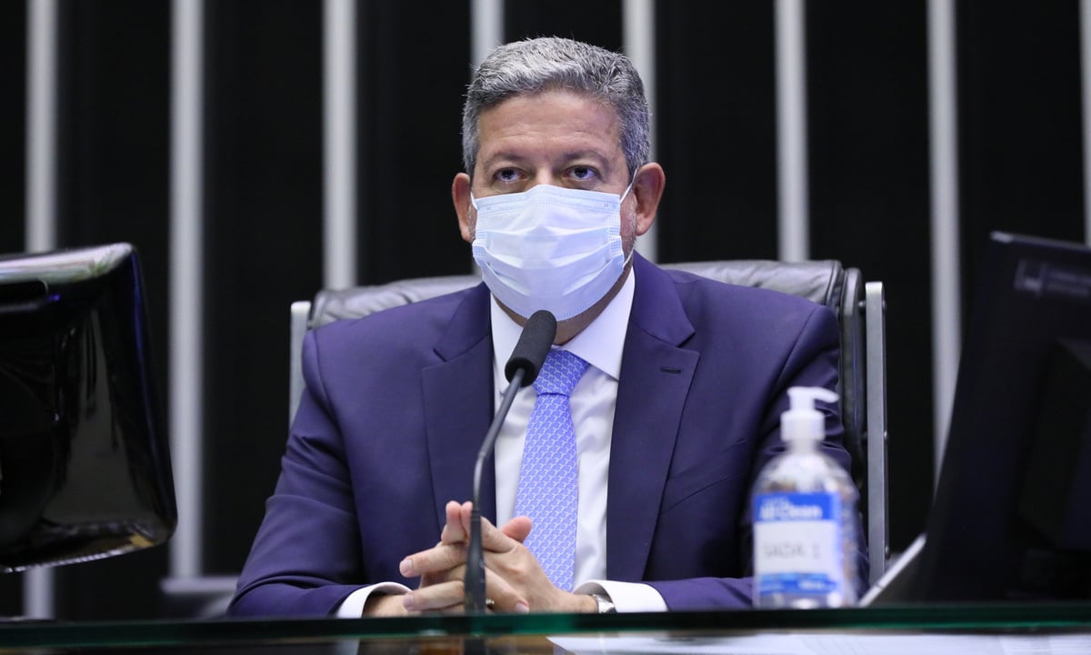 Em entrevista, Lira diz que suspeitas de irregularidades no FNDE, sob o comando do Centrão, são ‘erro administrativo’
