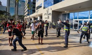 PM joga bombas de gás contra indígenas que protestam em frente à Funai