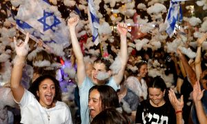 Tel Aviv festeja o fim do governo de Netanyahu