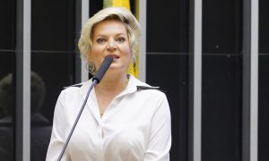 Joice Hasselmann anuncia saída do PSL e diz que a sigla mantém a 'escória bolsonarista'