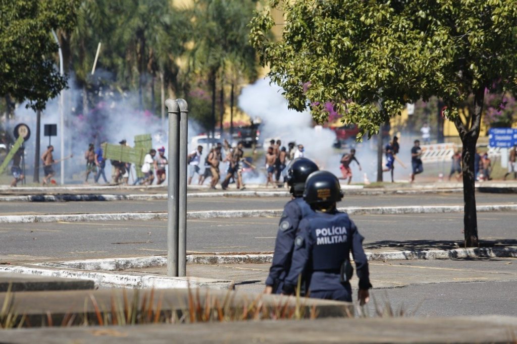 Indígenas são reprimidos pela polícia em ato contra PL 490