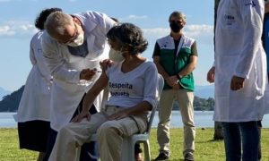 Vacinada por Queiroga, mulher critica o ministro: 'Representa um governo que é contra a vacina'