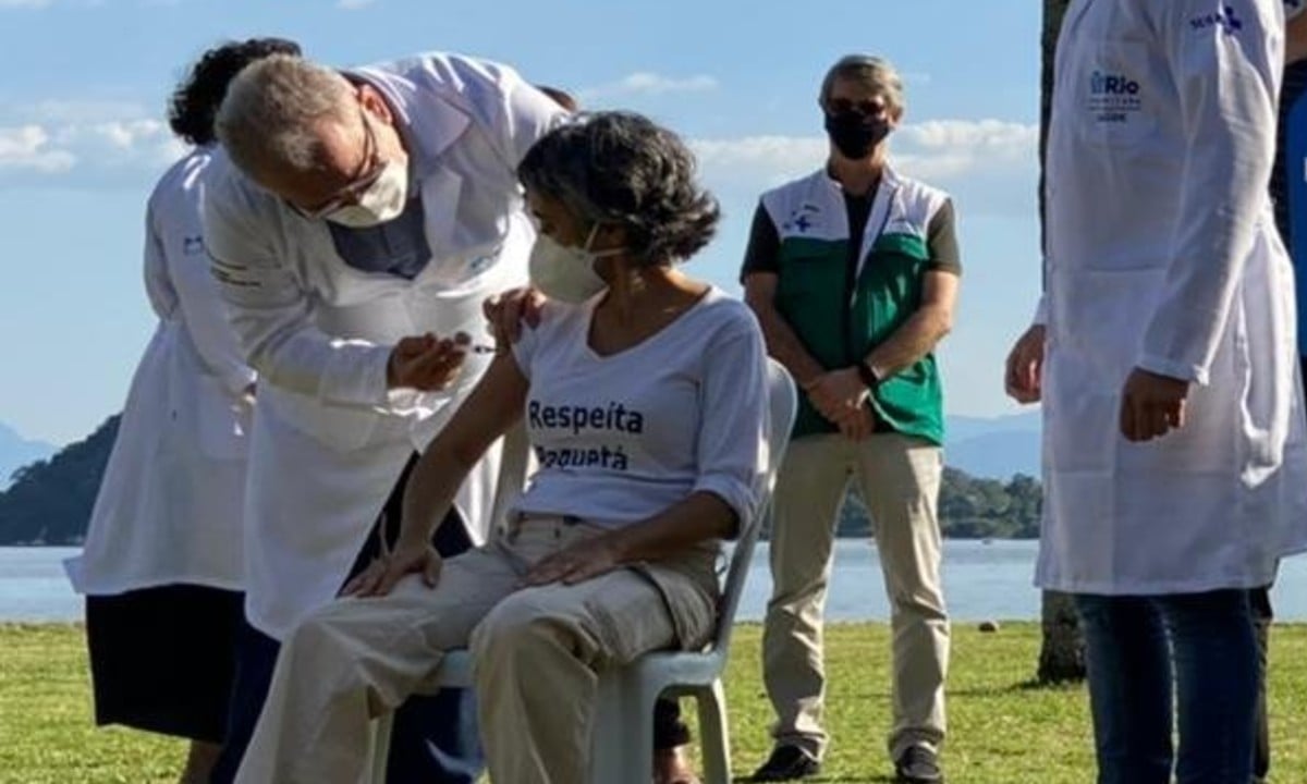 Vacinada por Queiroga, mulher critica o ministro: ‘Representa um governo que é contra a vacina’