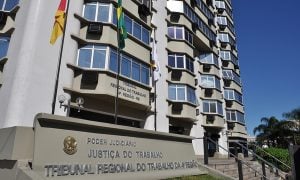 Perigos da tecnologia na supressão de direitos na audiência trabalhista