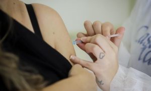 Vendedor de vacina diz a jornal que governo Bolsonaro pediu propina de 1 dólar por dose