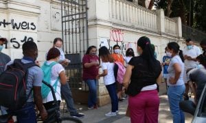 Especialistas criticam plano de Doria para permitir mais estudantes nas escolas durante a pandemia