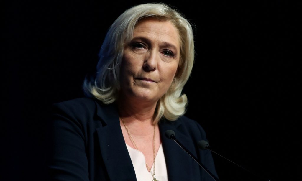 Marine Le Pen é reeleita líder da extrema-direita francesa