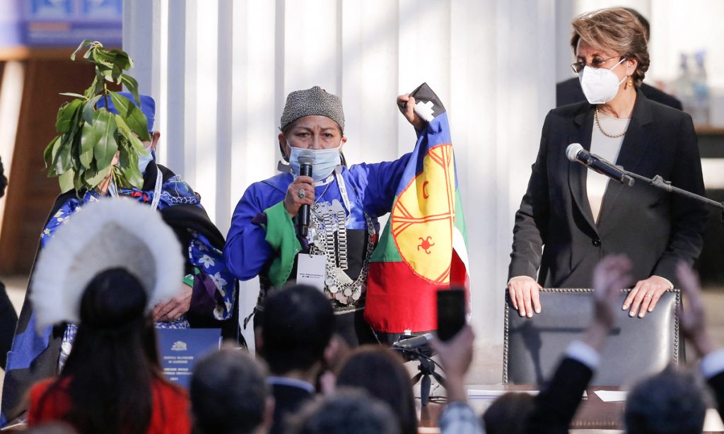 Indígena mapuche é eleita presidente da Assembleia Constituinte do Chile