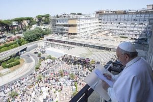 Papa celebra missa do hospital após cirurgia