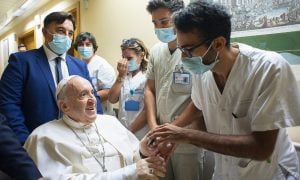 Papa Francisco deixa hospital após cirurgia do cólon