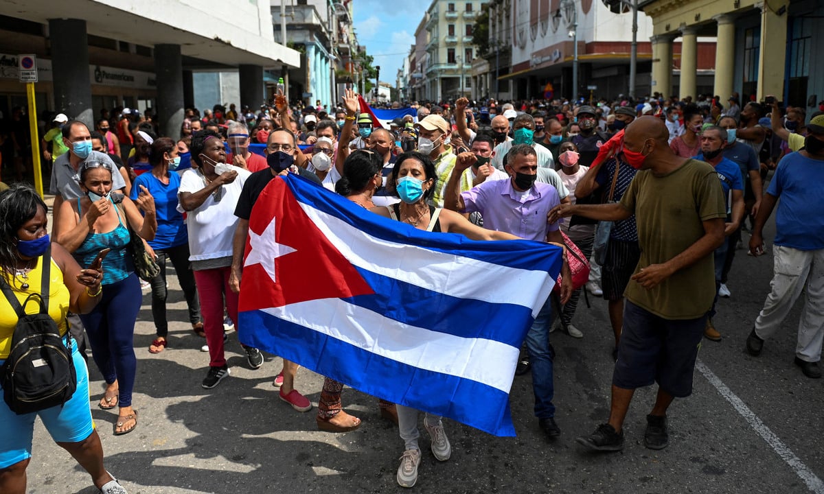 Cubanos manifestam apoio à Revolução Cubana, após atos contra o governo de Miguel Díaz-Canel. Foto: Yamil Lage/AFP 