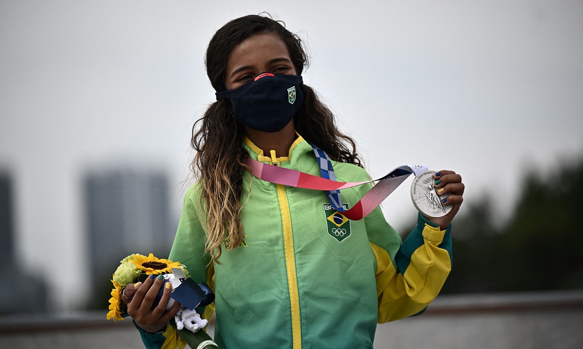 Rayssa Leal posa com a medalha de prata (Foto: Jeff PACHOUD / AFP) 