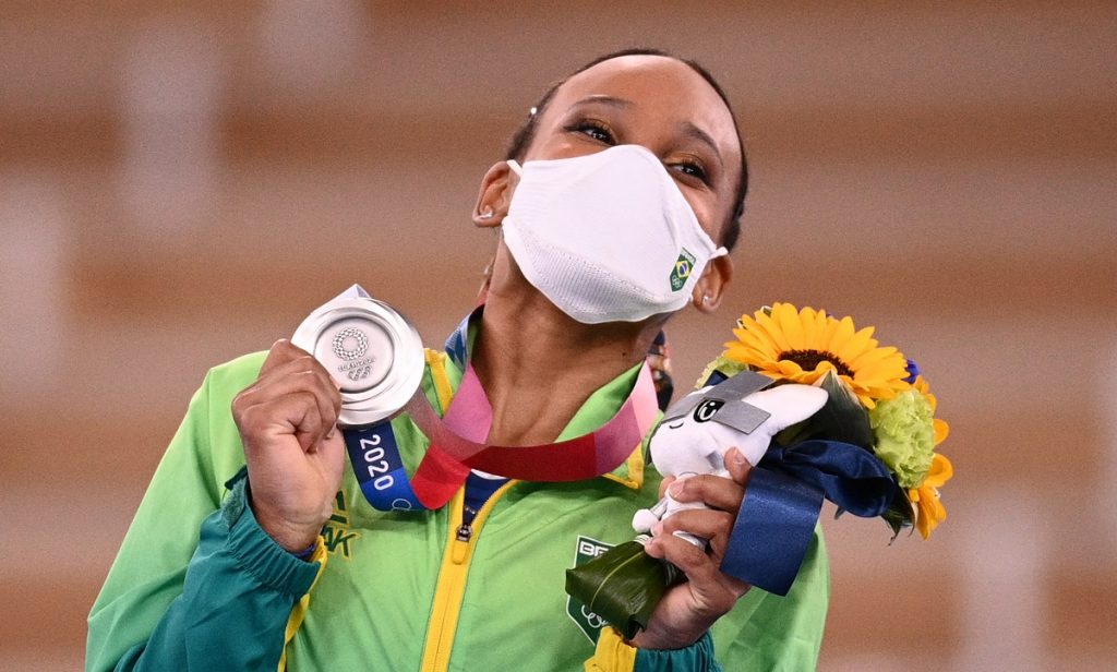 Com ‘Baile de Favela’, Rebeca Andrade é prata na ginástica artística olímpica