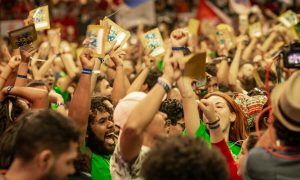 Congresso extraordinário da UNE marca aliança de grupos concorrentes contra Bolsonaro