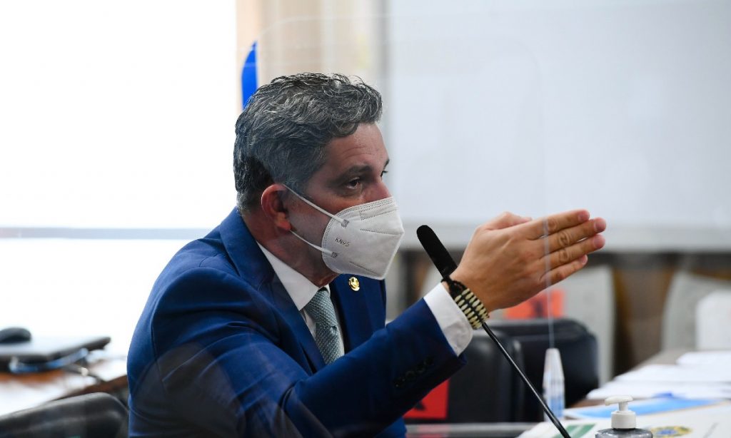Manifestação das Forças Armadas é inoportuna e inadequada, diz senador