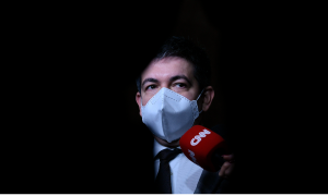Randolfe pede ao MP que apure conduta de Bolsonaro com jornalistas em Roma