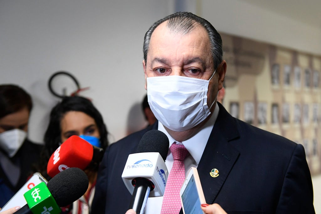 Irritado, Aziz critica Bolsonaro na CPI: ‘Grande motoqueiro, péssimo presidente’