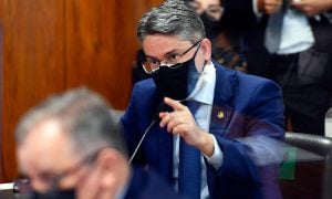 Senador pede que CPI envie ao STF mentira de Bolsonaro que liga vacina de Covid a Aids