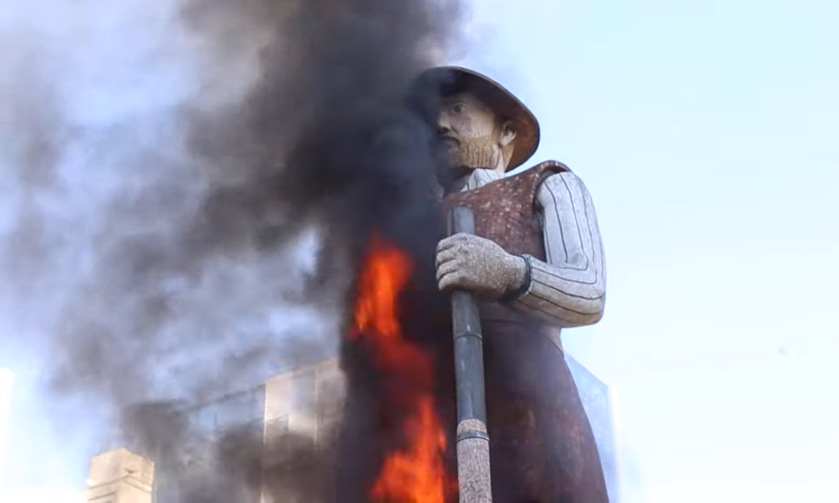 Borba Gato, bandeirante ligado ao tráfico de pessoas, tem estátua queimada em São Paulo. Foto: Reprodução/Jornalistas Livres 