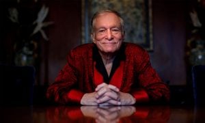 O enaltecimento da objetificação das mulheres na série sobre Hugh Hefner