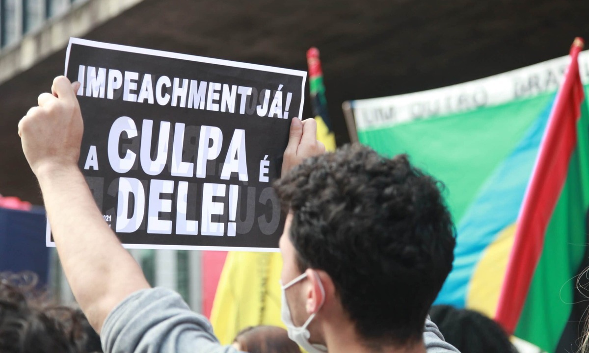 Manifestantes reivindicam derrubada imediata do presidente Jair Bolsonaro. Foto: Paulo Pinto/Fotos Públicas 