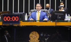 Vice-presidente da Câmara pede análise de pedidos de impeachment contra Bolsonaro
