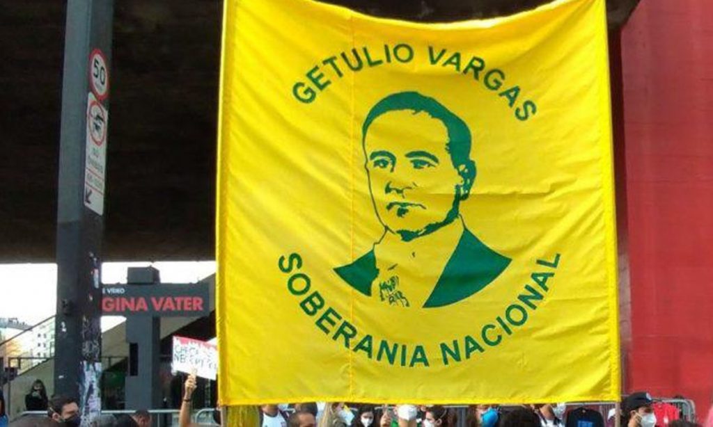 A bandeira de Getúlio representa a luta pela soberania do Brasil