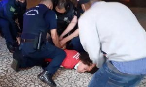Em Curitiba, vereador do PT é detido pela Guarda Municipal em ato contra Bolsonaro