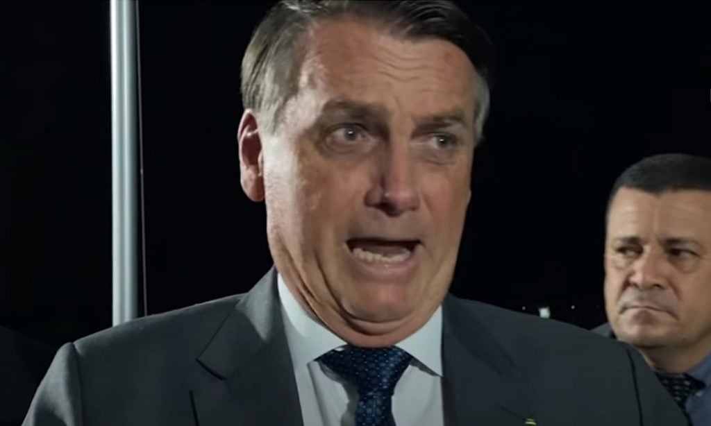 Bolsonaro volta a mentir sobre urnas e diz que entregaria faixa a qualquer eleito, ‘mas no voto transparente’