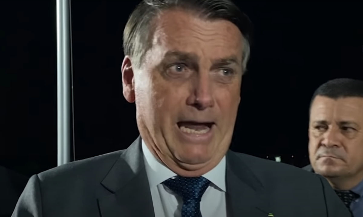 Bolsonaro volta a mentir sobre urnas e diz que entregaria faixa a qualquer eleito, ‘mas no voto transparente’