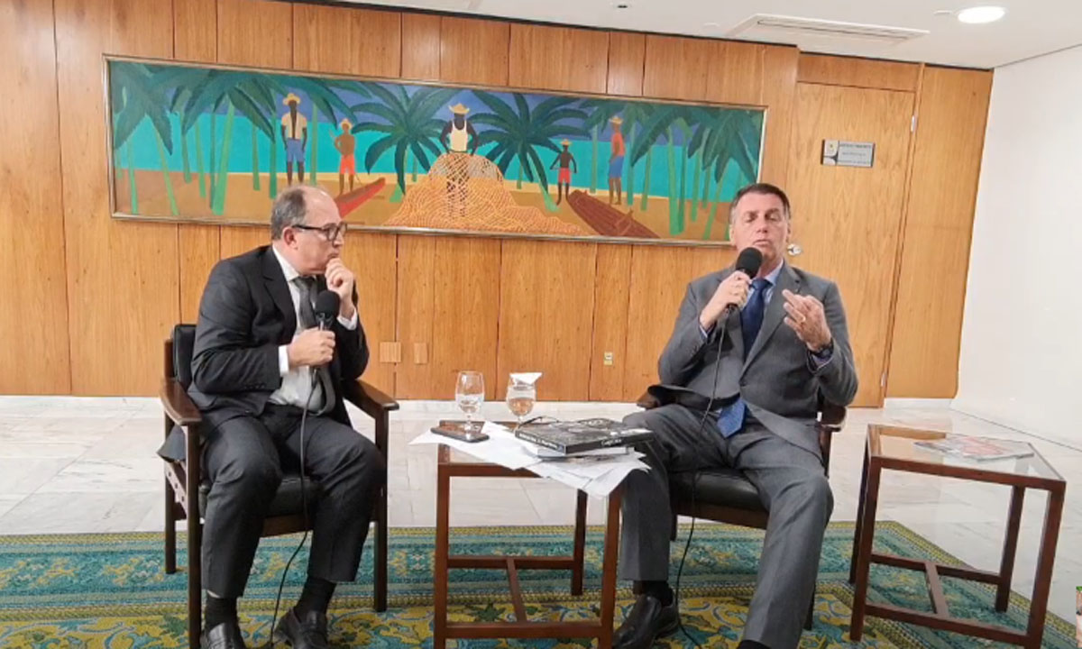 Bolsonaro diz que a população ‘se apaixonou’ por ele e mente sobre ter vencido a eleição em 1º turno