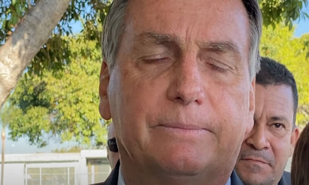 Em dia com uma hora de trabalho, Bolsonaro passa 46 minutos no ‘cercadinho’ e volta a fazer ameaças