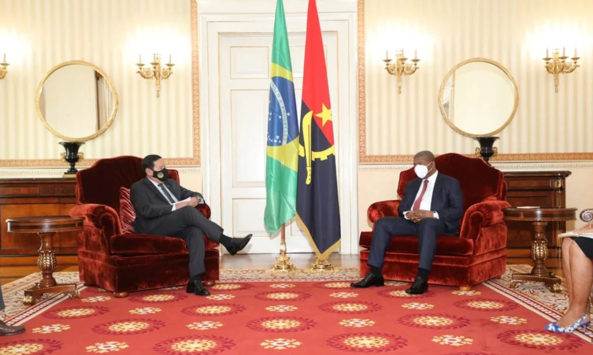Hamilton Mourão e o presidente de Angola, João Lourenço. Foto: Reprodução/Redes Sociais 